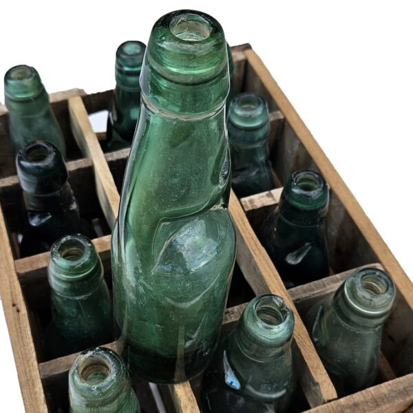 oude houten krat met flessen