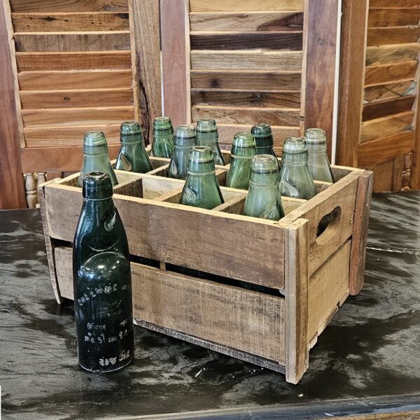 houten krat met flesjes in vintage style