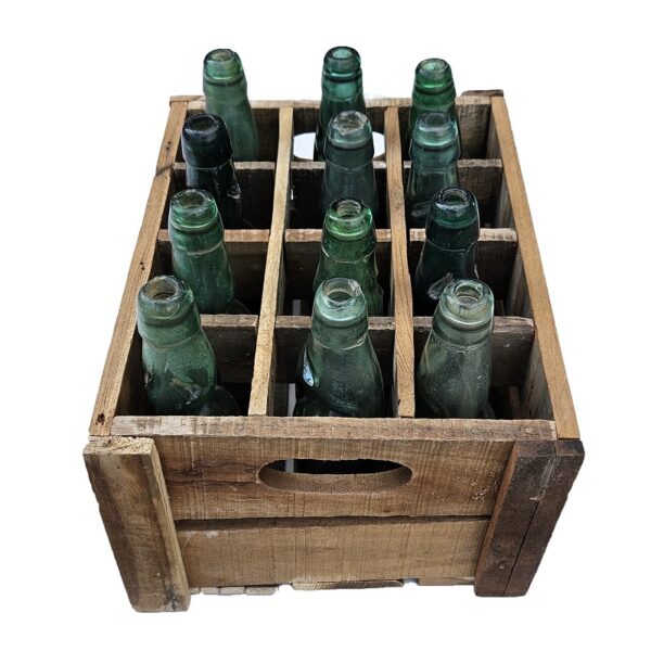 oude houten flessenkrat met groene flessen