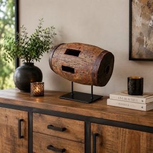Houten kunstwerk op een stalen statief.