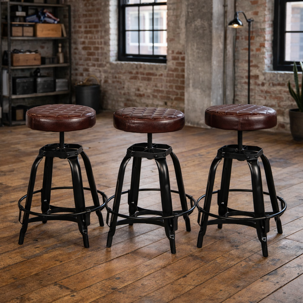 Industrieel krukje van leer.