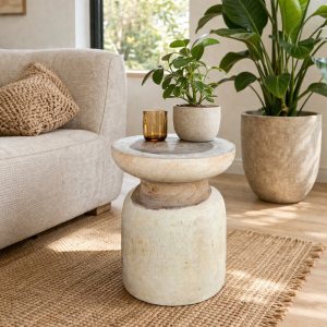 Bijzettafel van naturel hout ein een ovale vorm.