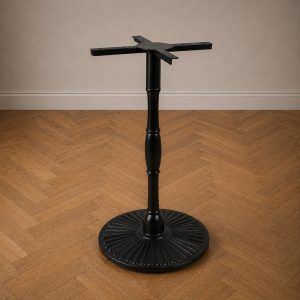 Zwaar metalen onderstel extra hoog als bijzettafel.