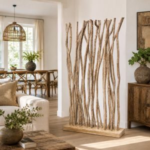 Kamerscherm van teak houten boomstammen.