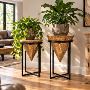 Plantenzuilen in boho stijl van mango hout en met een metalen onderstel.