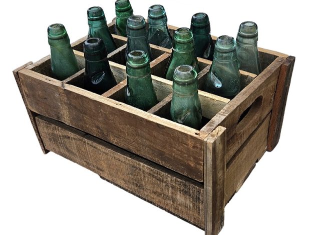 vintage houten krat met groene flessen